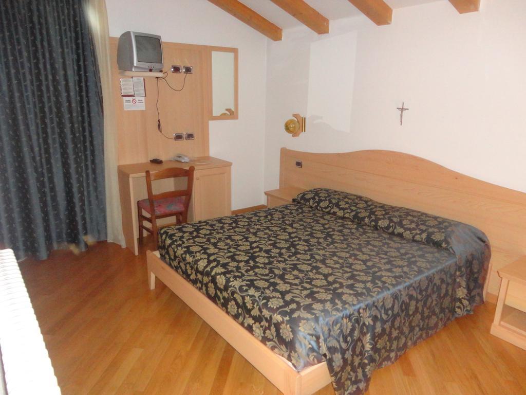 צ'מברה Hotel Al Caminetto מראה חיצוני תמונה